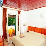 Angela & Hotel 3*