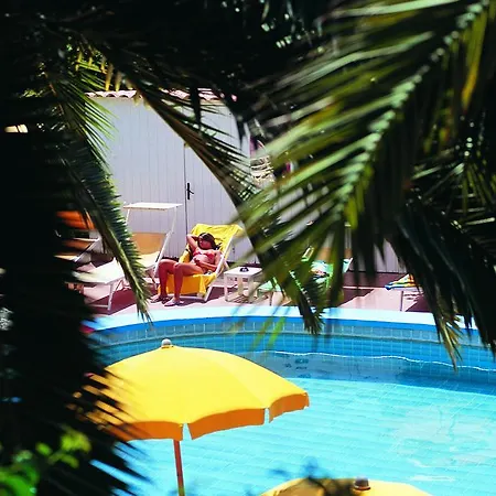 Angela & Ξενοδοχείο 3*